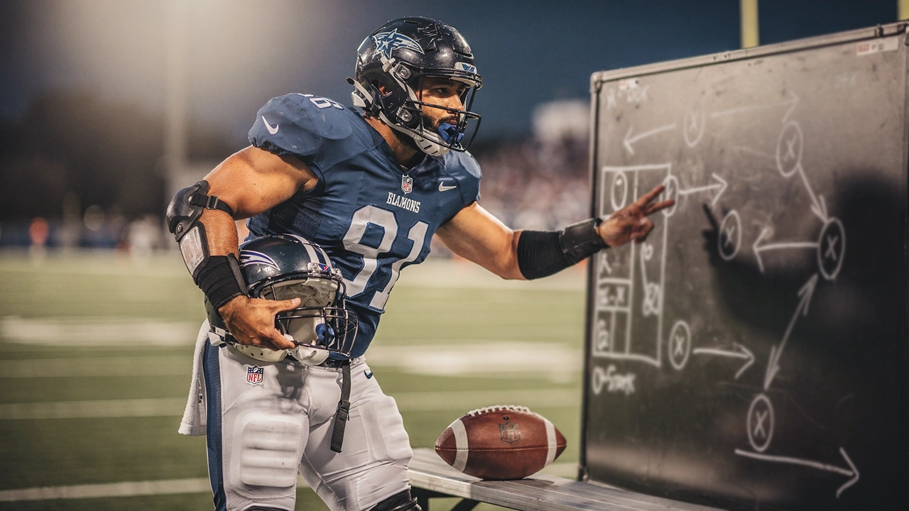 Football-Spieler studiert Spielzüge auf einem Taktik-Board am Spielfeldrand